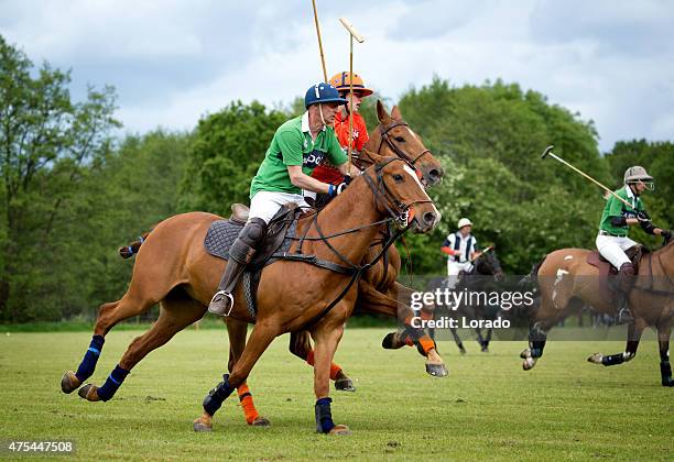 dos polo equipos desafiante para la pelota - polo horse fotografías e imágenes de stock