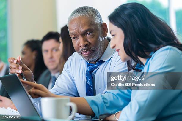 senior-americano homem de negócios em conferência ou seminários de formação para empresas - senior people training imagens e fotografias de stock