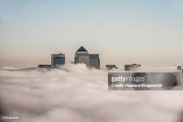canary wharf above the clouds - 上部 個照片及圖片檔
