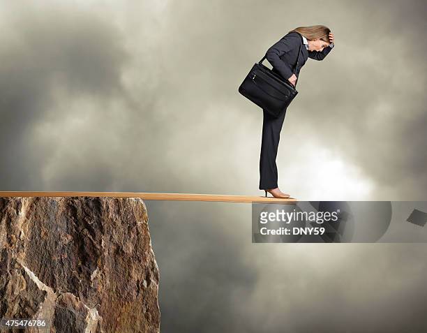 donna d'affari camminare sulla plancia - fiscal cliff foto e immagini stock