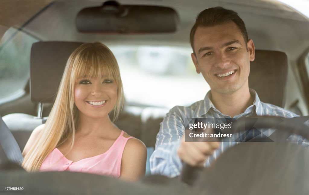 Casal conduzir um carro