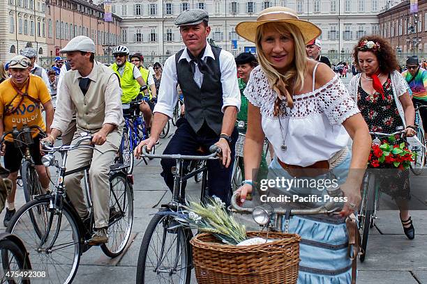 Second edition for the "Harridge Run". Vintage and original outfit, old british style, vintage bikes, for a bicycle race where it's more important...