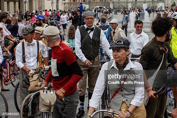The participants of the Second Edition for the "Harridge Run" the Italian version of Londoner "Tweed Run". Vintage and original outfit, old British...