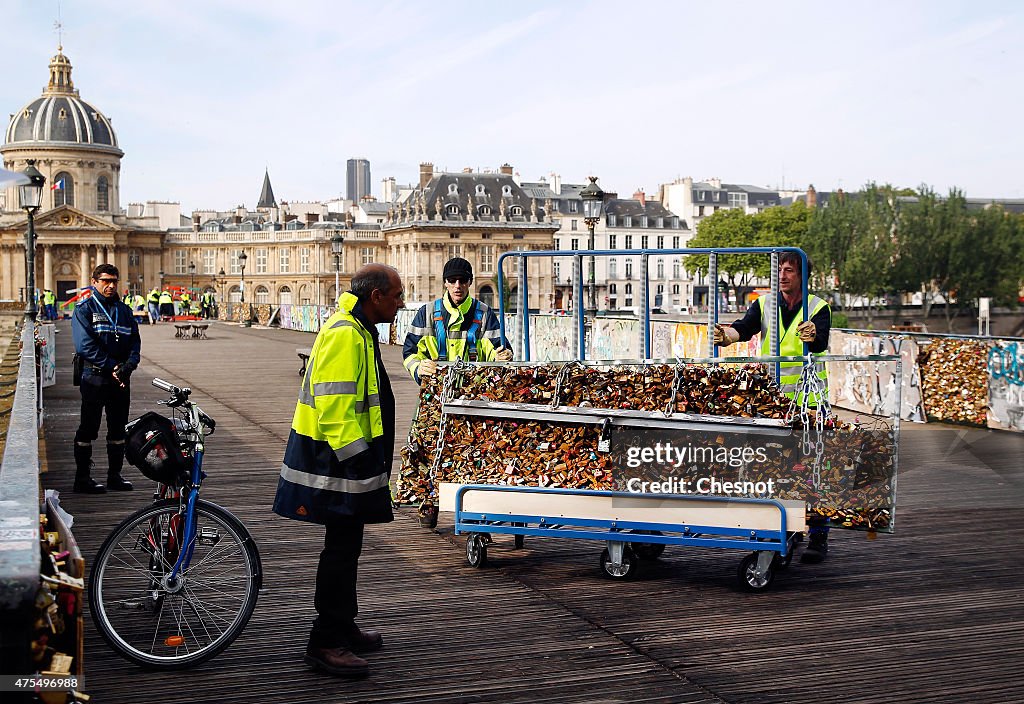 Paris City Hall Permanently Removes All The 'Love Padlocks' On Pont Des Arts Bridge In Paris