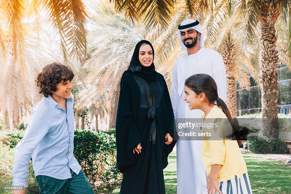 Arab famille appréciant dans le parc