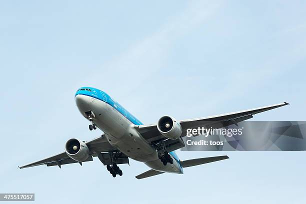 klm boeing 777 jet on approach, landing gear extended - boeing 777 stock pictures, royalty-free photos & images