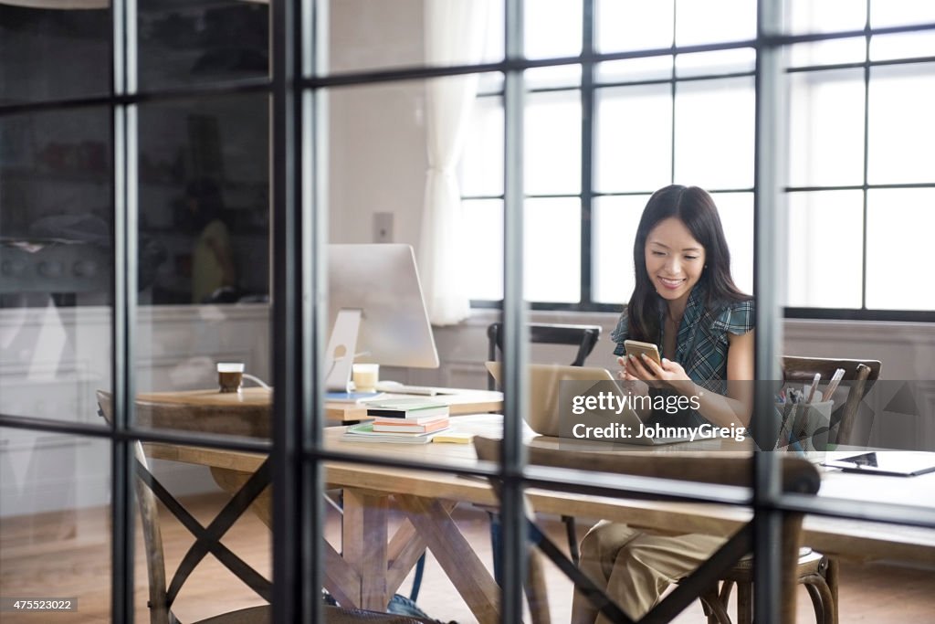 Mujer de negocios asiáticos con teléfono inteligente