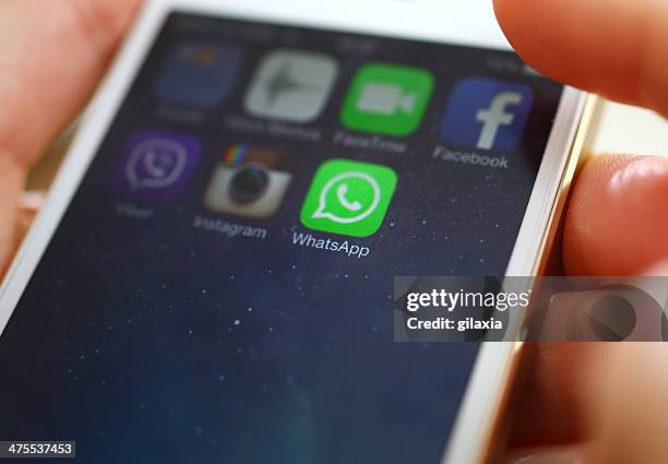 avvio whatsapp su iphone 5s. - whatsapp foto e immagini stock
