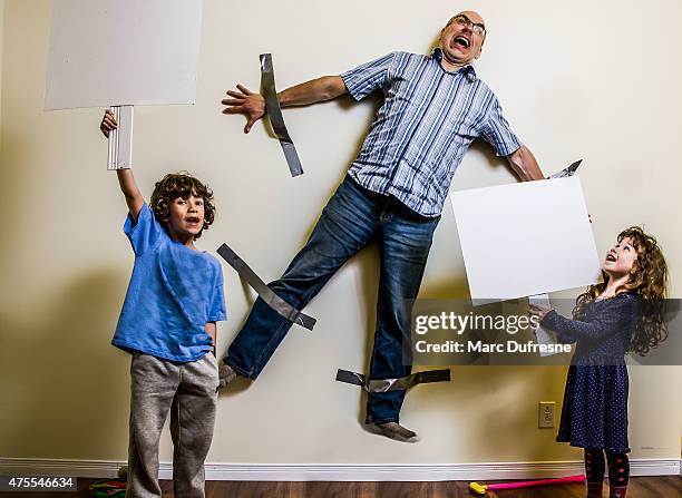 kids rebellion led to strapping the father on wall - stress resistant stockfoto's en -beelden
