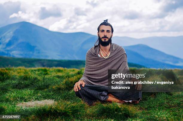 yogi meditating in mountains, ukraine - shawl stockfoto's en -beelden