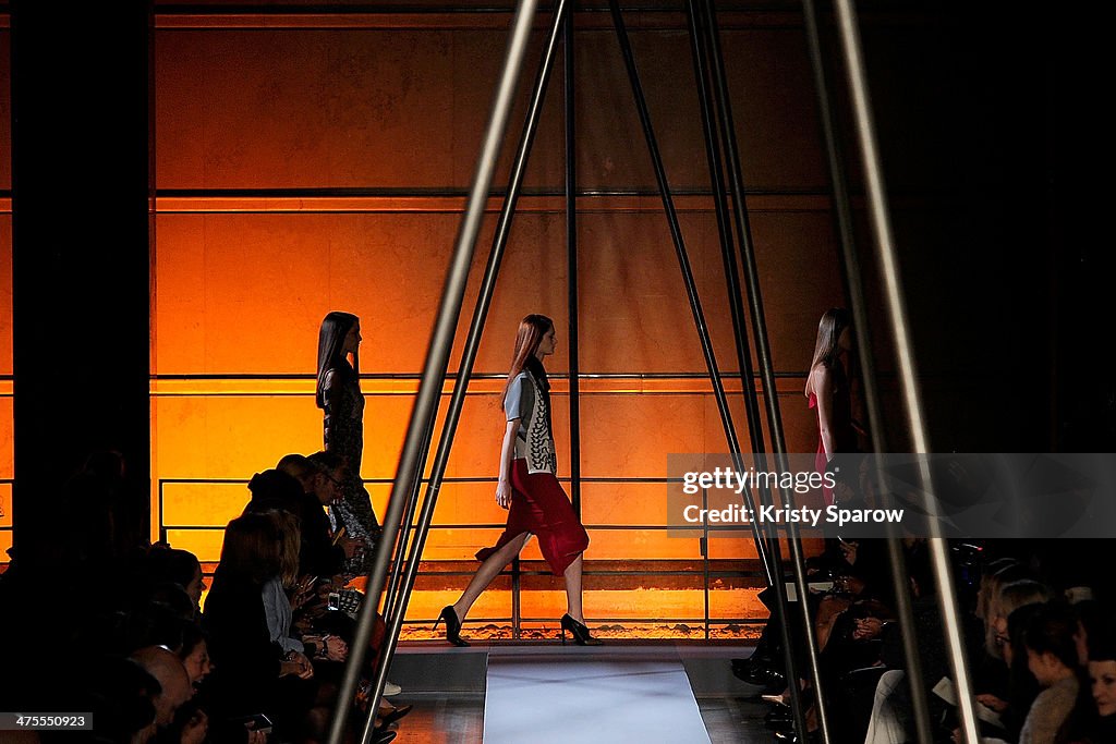 Roland Mouret : Runway - Paris Fashion Week Womenswear Fall/Winter 2014-2015