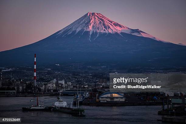 morning views of tagonoura port - prefettura di shizuoka foto e immagini stock