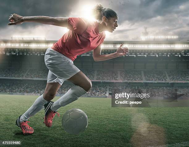 female soccer superstar - 運球 體育 個照片及圖片檔
