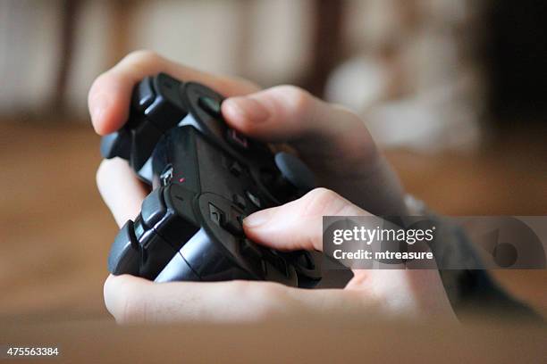 bild des jungen spielen computer videospiele, playstation, telefon und w-lan-controller - gamepad stock-fotos und bilder
