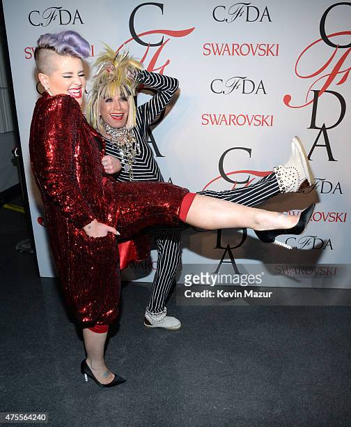 Kelly Osbourne and Betsey Johnson pose backstage at the 2015 CFDA Fashion Awards at Alice Tully Hall at Lincoln Center on June 1, 2015 in New York...