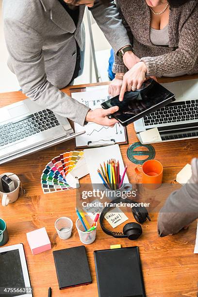 team coworking in the office - grafisch ontwerper stockfoto's en -beelden