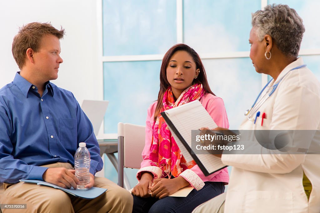 Psiquiatra asesoramiento sesión con hombre, mujer de los pacientes.   La terapia.