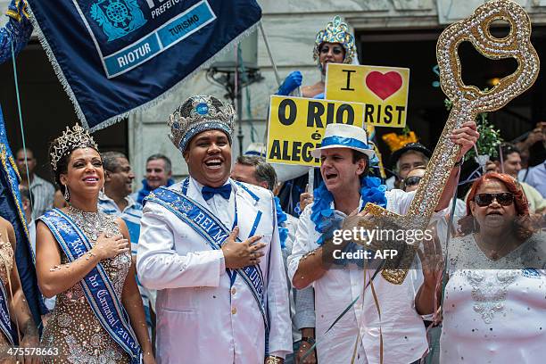 King Momo Wilson Dias da Costa Neto receives the key to the city from Rio de Janeiro's Mayor Eduardo Paes with Queen Leticia Martins Guimaraes during...