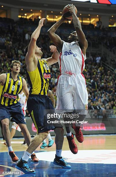 Bryant Dunston, #6 of Olympiacos Piraeus competes with Blagota Sekulic, #18 of Fenerbahce Ulker Istanbul in action during the 2013-2014 Turkish...