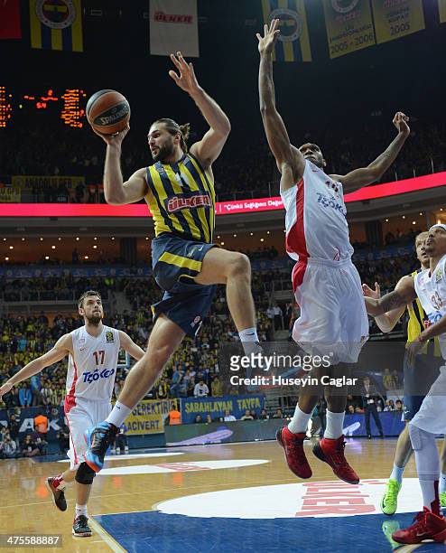 Linas Kleiza, #11 of Fenerbahce Ulker Istanbul competes with Cedric Simmons, #12 of Olympiacos Piraeus in action during the 2013-2014 Turkish...