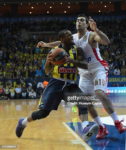 Pierre Jackson, #5 of Fenerbahce Ulker Istanbul competes with Kostas Sloukas, #10 of Olympiacos Piraeus in action during the 2013-2014 Turkish...