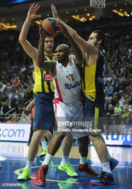 Cedric Simmons, #12 of Olympiacos Piraeus competes with Luka Zoric, #22 of Fenerbahce Ulker Istanbul and Linas Kleiza, #11 of Fenerbahce Ulker...