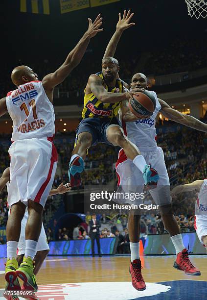 Bo McCalebb, #4 of Fenerbahce Ulker Istanbul competes Rodney Collins, #11 of Olympiacos Piraeus in action during the 2013-2014 Turkish Airlines...