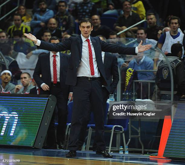 Georgios Bartzokas, Head Coach of Olympiacos Piraeus during the 2013-2014 Turkish Airlines Euroleague Top 16 Date 8 game between Fenerbahce Ulker...