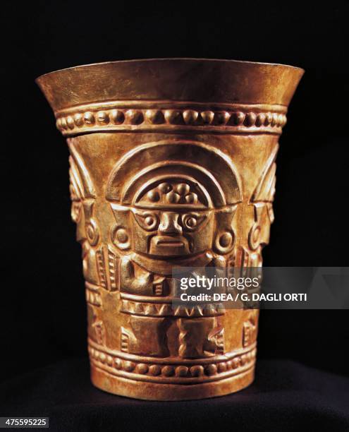 Vase decorated with the figure of Naymlap, first king of Lambayeque, gold, Peru. Goldsmith art, Sican Civilization. Lima, Museo Nacional De...