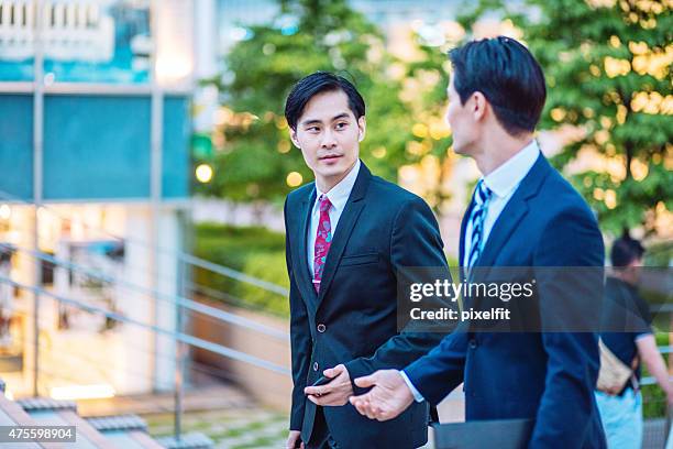 東京で日本のビジネスマンが、会話、屋外 - 会社員　日本人 ストックフォトと画像