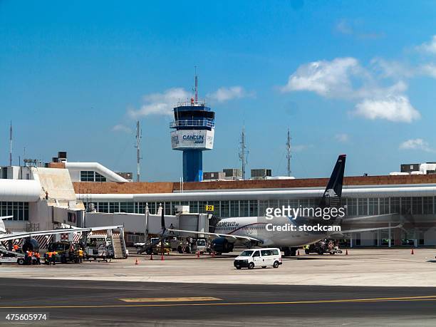 de cancún, méxico, aeropuerto tower y puertas - cancun fotografías e imágenes de stock