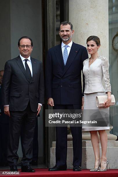 French President Francois Hollande poses with King Felipe VI of Spain and Queen Letizia of Spain in the courtyard of the Elysee Palace during day 1...