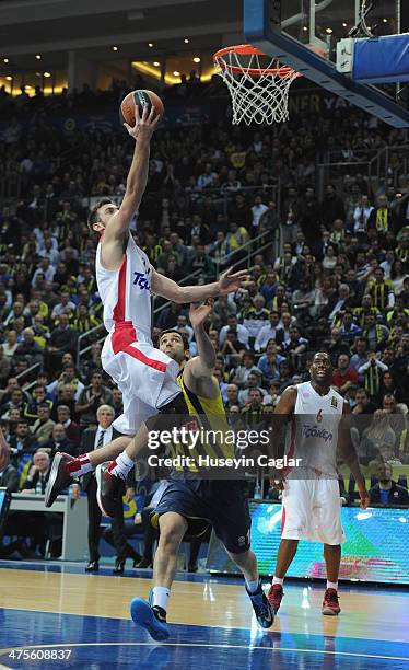 Matthew Lojeski, #24 of Olympiacos Piraeus competes with Blagota Sekulic, #18 of Fenerbahce Ulker Istanbul in action during the 2013-2014 Turkish...