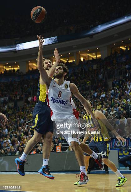 Stratos Perperoglou, #8 of Olympiacos Piraeus competes with Linas Kleiza, #11 of Fenerbahce Ulker Istanbul in action during the 2013-2014 Turkish...