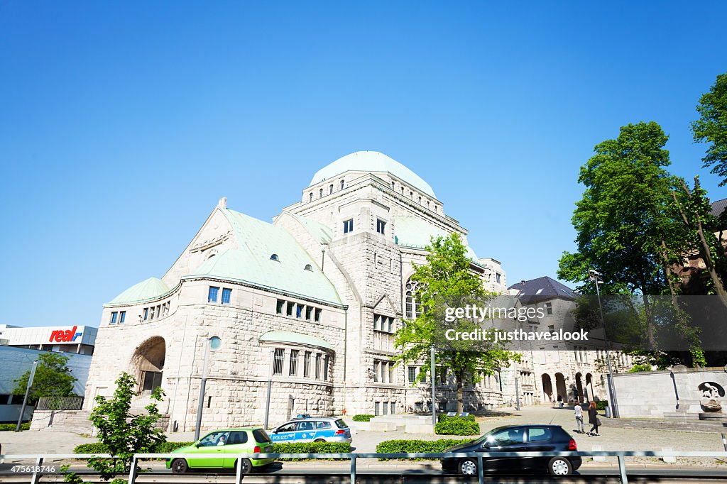 Jewish Synagoe Essen and police surveillance