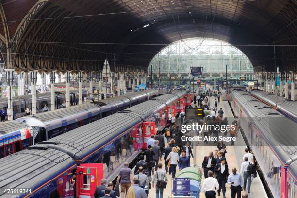 uk train travel - paddington-londen stockfoto's en -beelden
