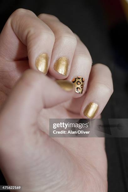 colourful nails - esmalte de uñas dorado fotografías e imágenes de stock