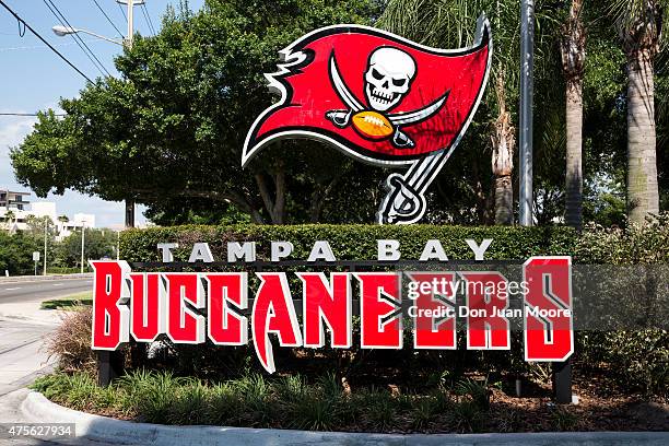 Buccaneers Sign 8,602 One Buccaneer Place Tampa Stock Photos, High-Res Pictures, and ...