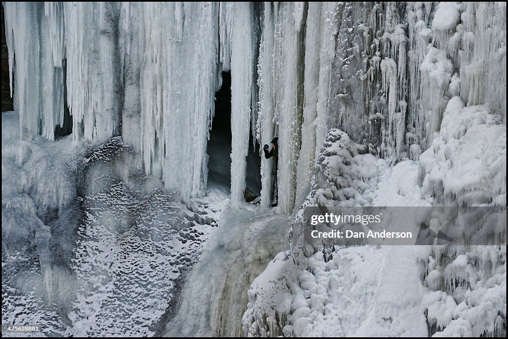 Frozen minnehaha falls minneapolis