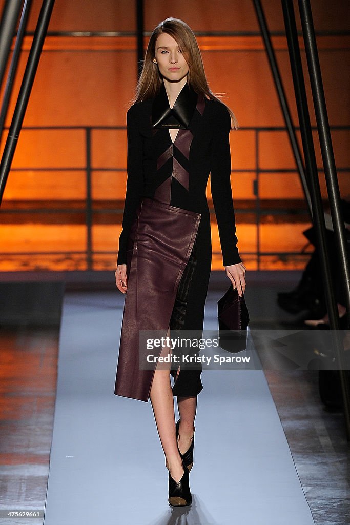 Roland Mouret : Runway - Paris Fashion Week Womenswear Fall/Winter 2014-2015