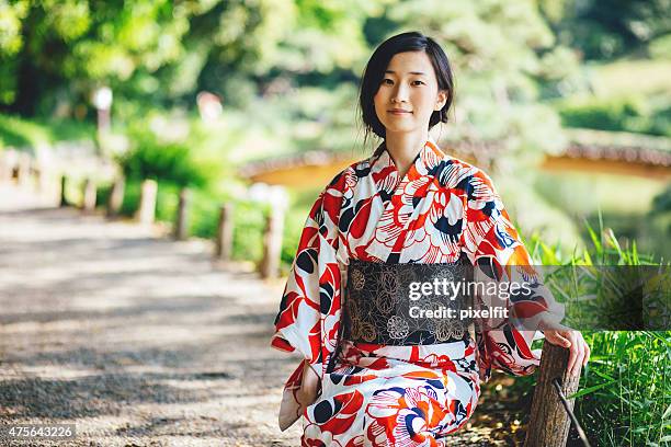 porträt der jungen frau mit kimono in japanischer park - yukata stock-fotos und bilder