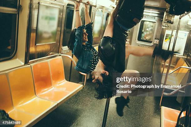 metro jungle - schommelen bungelen stockfoto's en -beelden