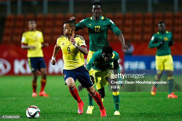Mamadou Loum Ndiaye and Moussa Wague of Senegal are beaten by Joao Rodriguez of Colombia during the FIFA U-20 World Cup New Zealand 2015 Group C...