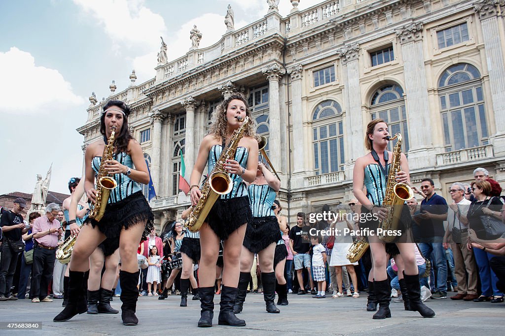 Girlesque, the first and only Italian street band of women,...