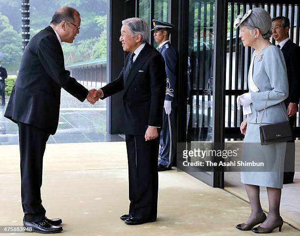 Philippine President Benigno Aquino shakes hands with Emperor Akihito watched by Empress Michiko prior to the wecoome ceremony at the Imperial Palace...