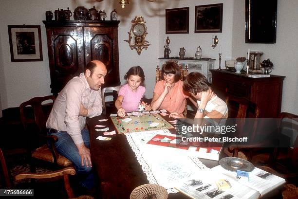 "Manfred Krug, Ehefrau Ottilie, Tochter Stefanie und Sohn Daniel, Homestory am in Berlin, Deutschland. "