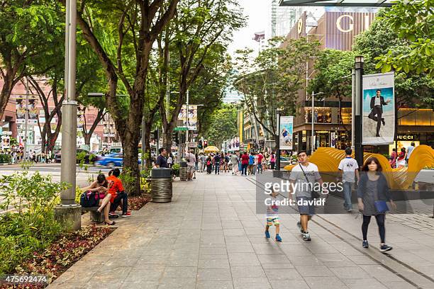 family on the orchard road shopping street in singapore - singapore shopping family stockfoto's en -beelden