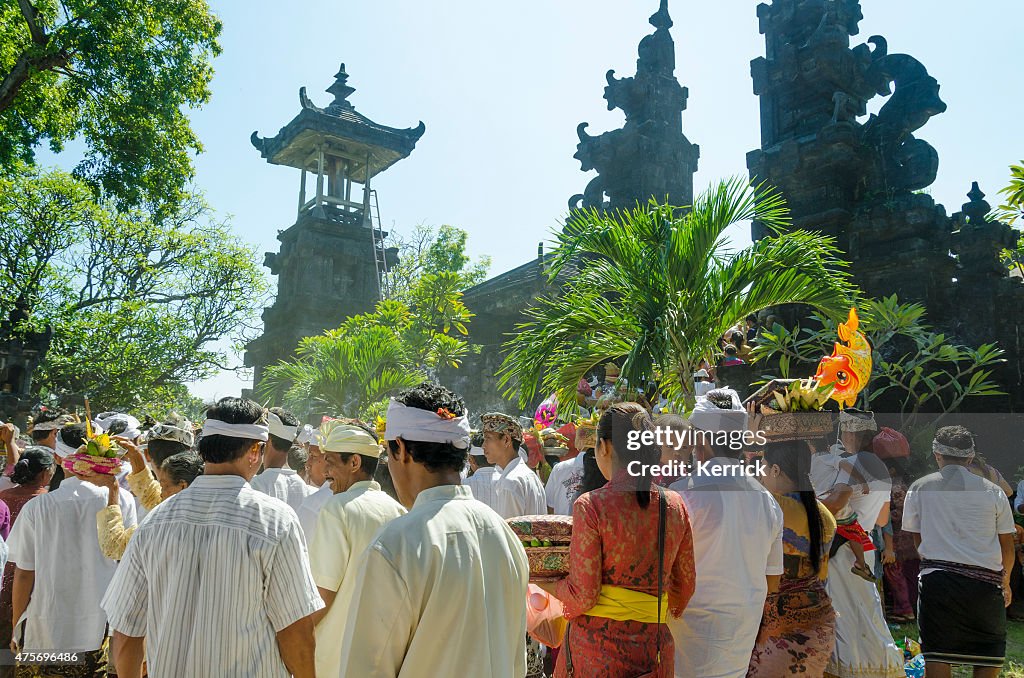 Pilgrims waiting at a temple ceremony in Bali - Indonesia