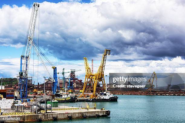 cranes und ankern boote, industriellen hafen von piombino, italien - the lot stock-fotos und bilder