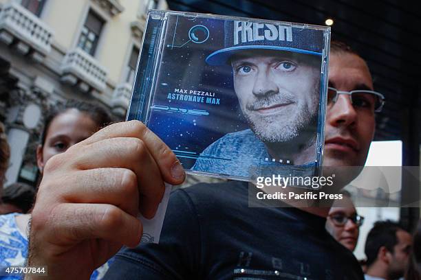 Fan of Max Pezzali shows the latest album titled "Spaceship Max".